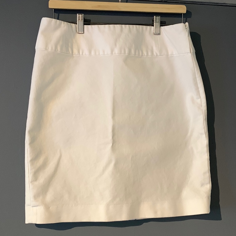 BANANA REPUBLIC stunning white skirt that goes just above the knee. Worn once!